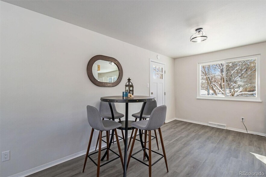 Dining - 952 S Garland Way