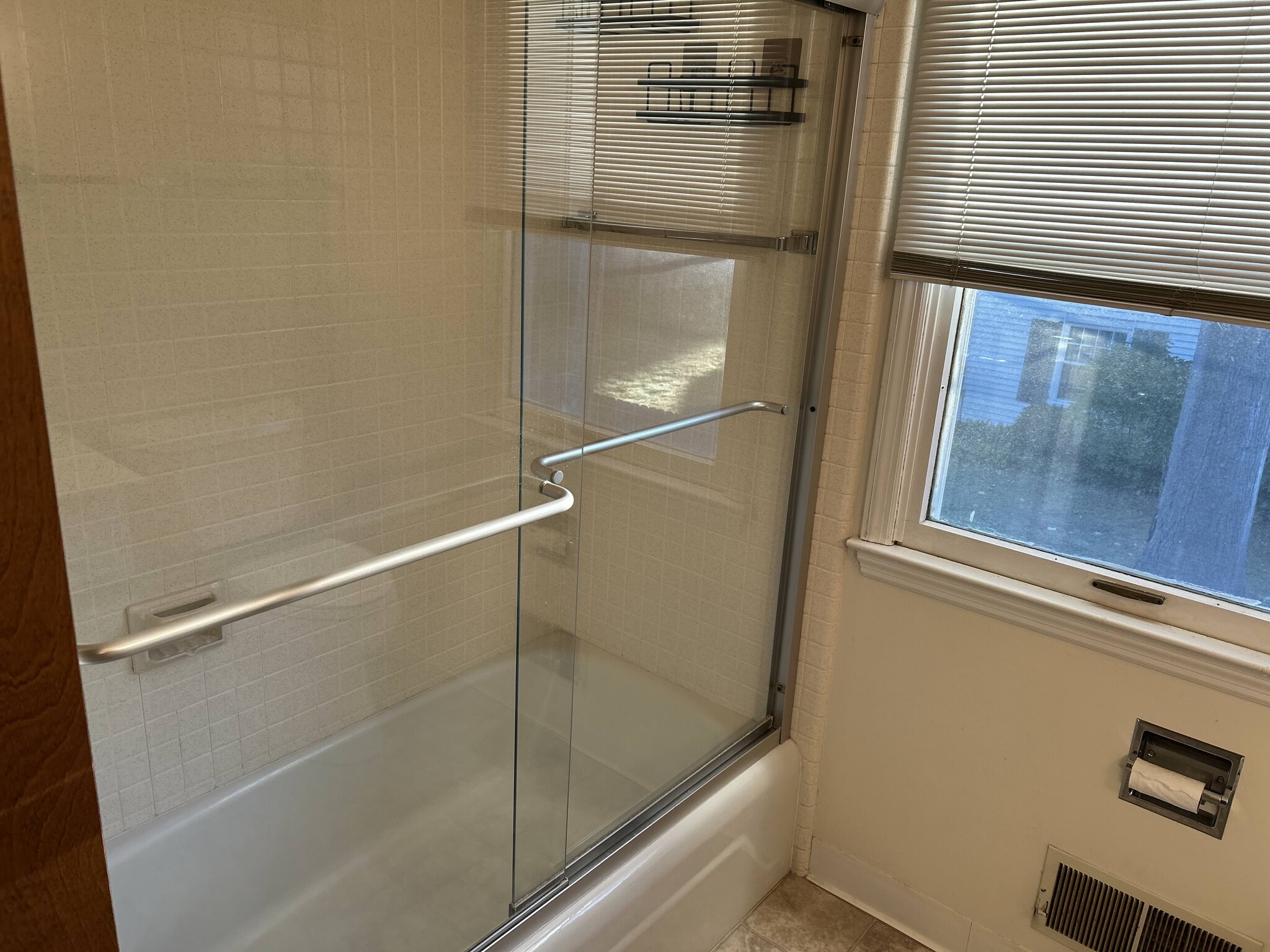 Shower & tub - 1420 W Ash St