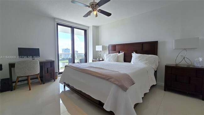 Building Photo - 3731 N Country Club Dr