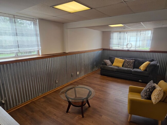 Building Photo - Updated 3 bedroom Kenosha home