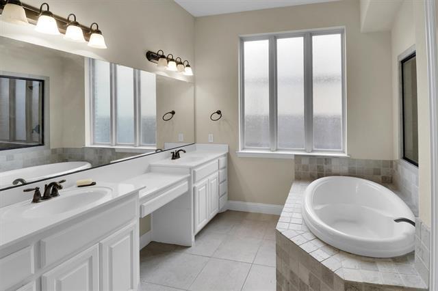 Building Photo - 13865 Pomegranate Dr