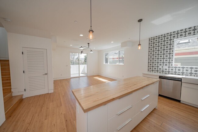 Building Photo - 848 32nd St