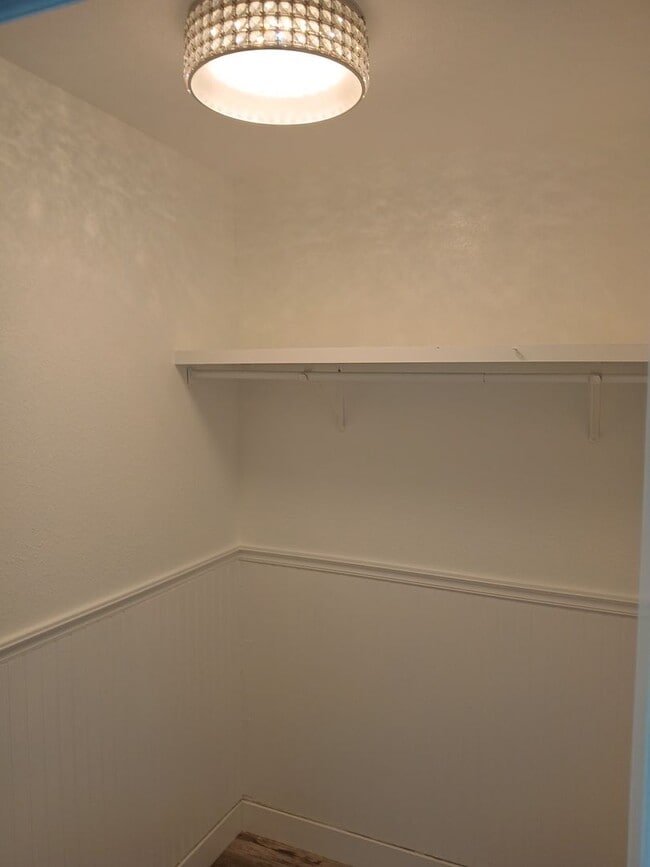 Building Photo - 560