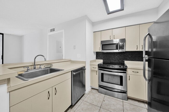 Building Photo - 1/1 in Fort Myers- Unfurnished Annual