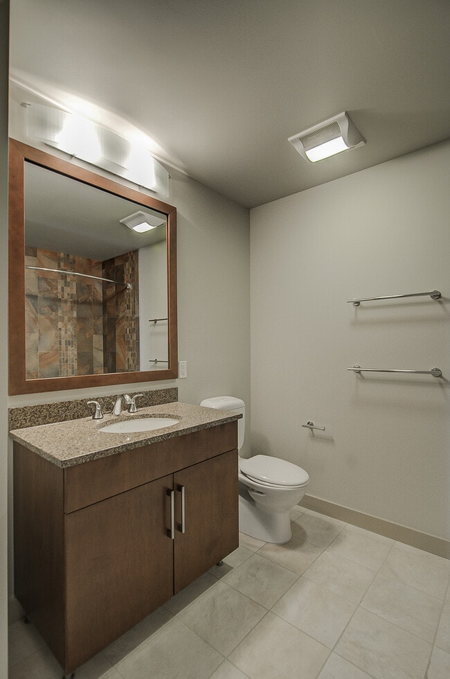 Building Photo - Great 2bd/2ba modern town home located in the center of South Lake Union W/S/G and ( 2) parking s...