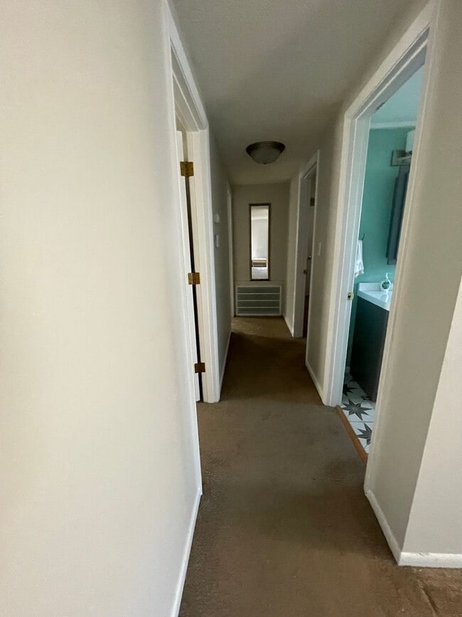 Building Photo - 3 bed/ 1 bath Single Family House