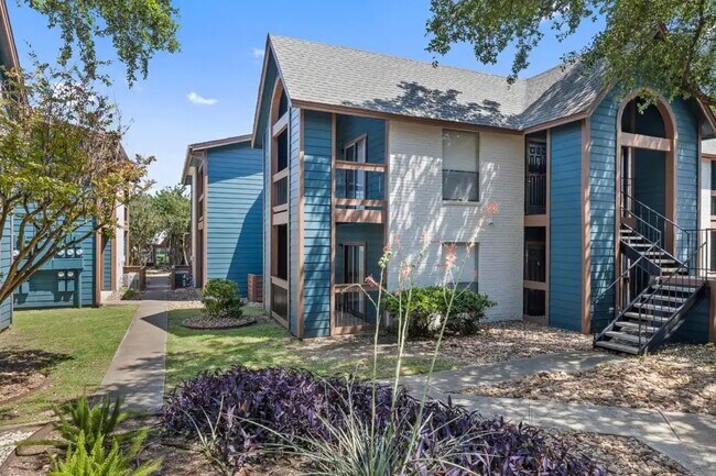 Building Photo - 10951 Laureate Dr