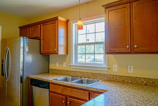 Building Photo - Ranch Home | Back Deck | Fenced In Backyar...