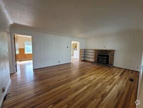 Building Photo - Charming 3 bed 2 bath with bonus room.