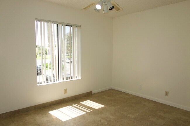 Building Photo - 208 Foxtail Dr