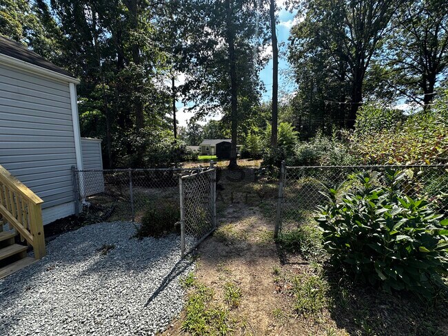 Building Photo - 2723 Robin Hood Dr
