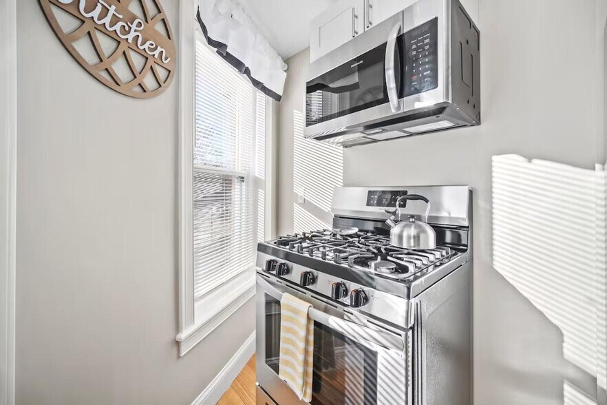 Building Photo - 600 Commercial St