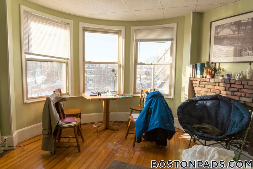 Building Photo - 879 Beacon St