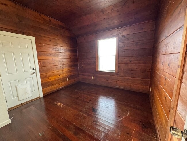 Building Photo - 4 bed 1 bath house in S. Yuba City