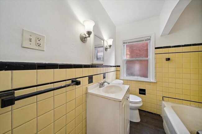Building Photo - 3 bedroom bungalow - $1250