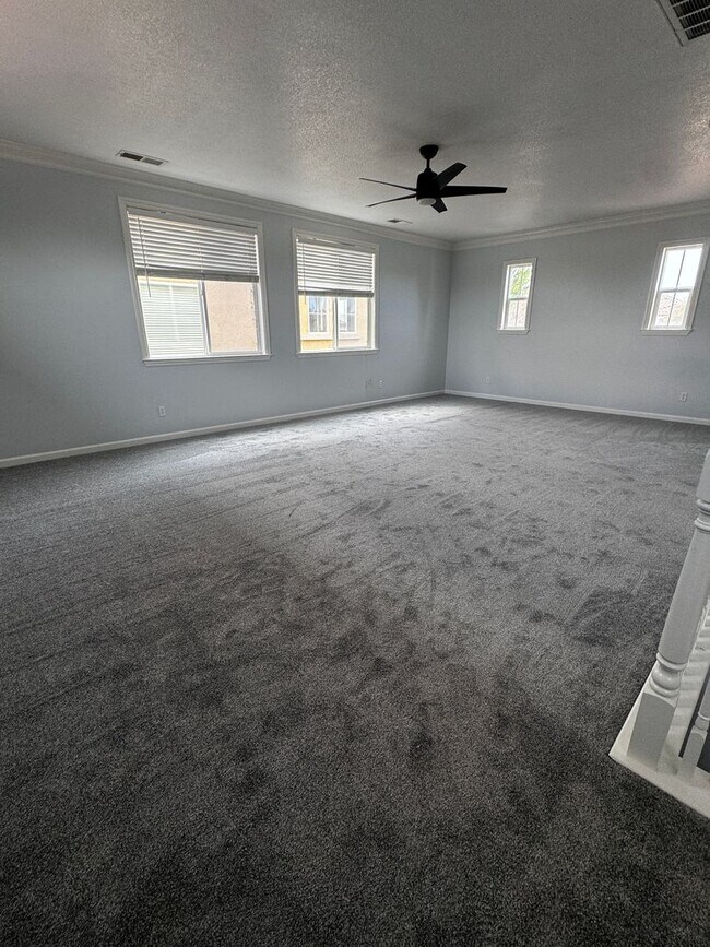 Building Photo - Spacious 4 bedroom near shopping and schools!