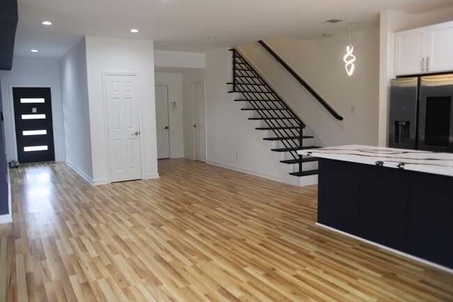 Building Photo - 5126 Lyndhurst Dr