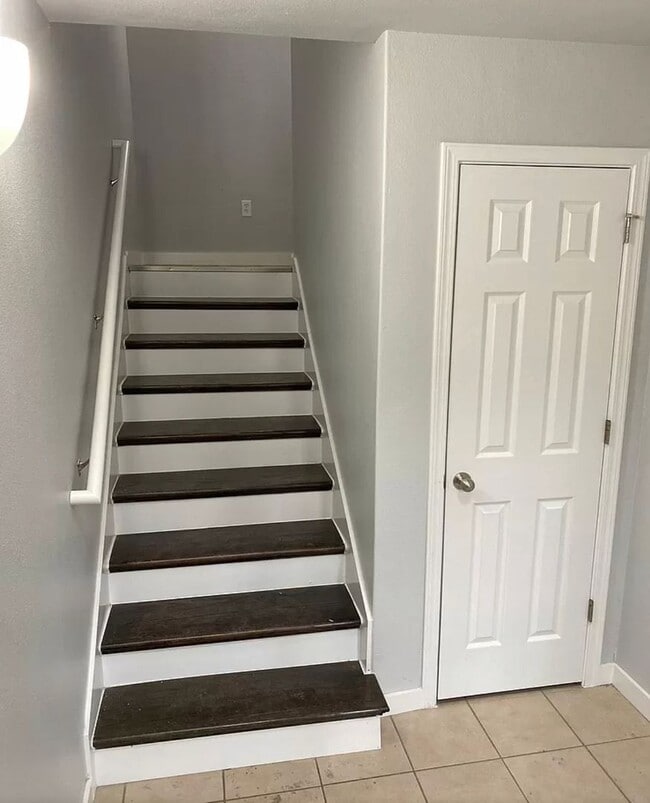 Building Photo - 3BD / 2.5BA Completely Remodeled Townhome W/ Garage, Minutes From UofA Campus