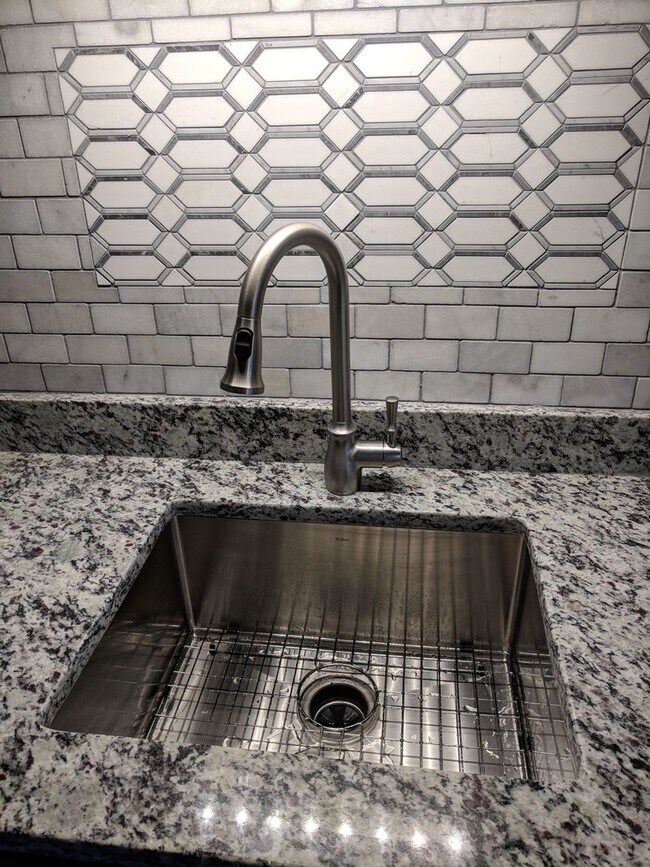 Building Photo - Gorgeous  1BR Condo Near UTK | Parking, On-site Laundry