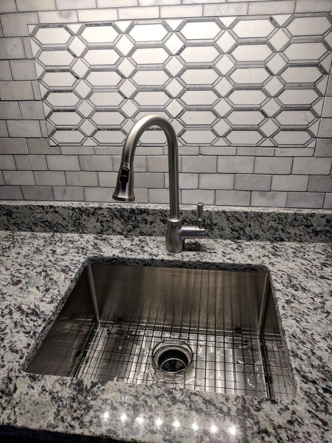 Building Photo - Gorgeous 1BR Condo Walk to Class