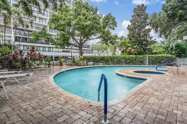 Building Photo - Spacious 2 Bed 2 Bath Condo in Heart of South Tampa