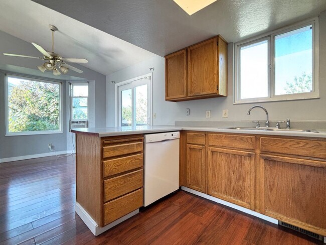Building Photo - Spacious Split Level in Kearns!