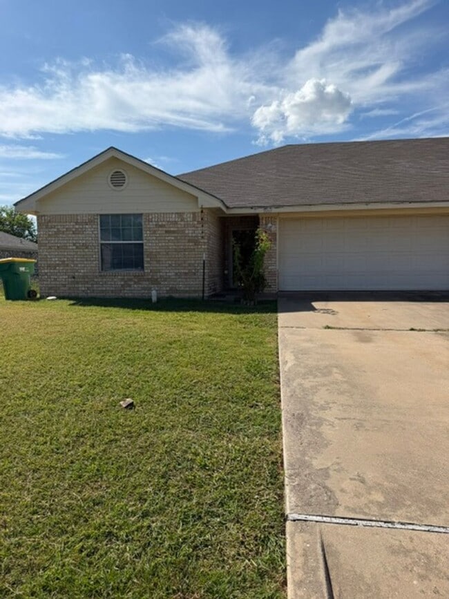 Building Photo - Spacious 3 BR / 2 BA Rental Home with 2-Car Garage & Fenced Backyard in Robinson, Waco, TX