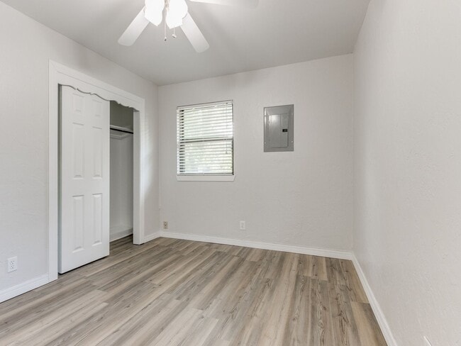 Building Photo - 3 Bedroom 1 Bath Home w/ 2 car garage in Shawnee