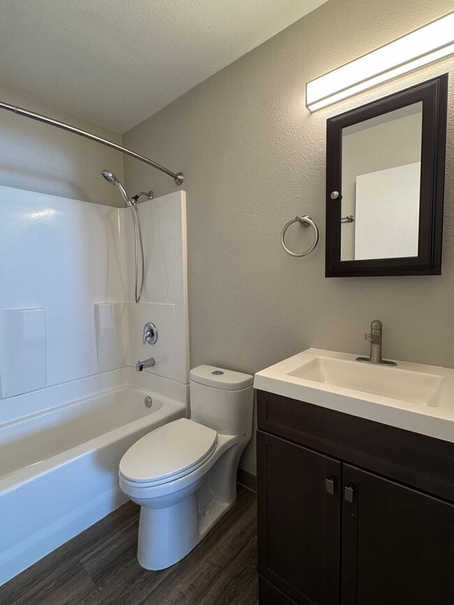 Building Photo - 606 8th St