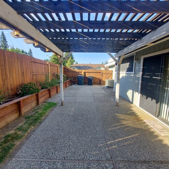 Building Photo - Nice 3bed and 2 bath home; excellent Roseville location