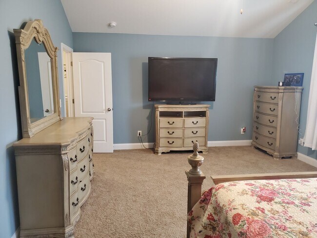 Building Photo - 4 bd/ 2.5 ba located MINUTES from Fort Bragg! Quiet Neighborhood!