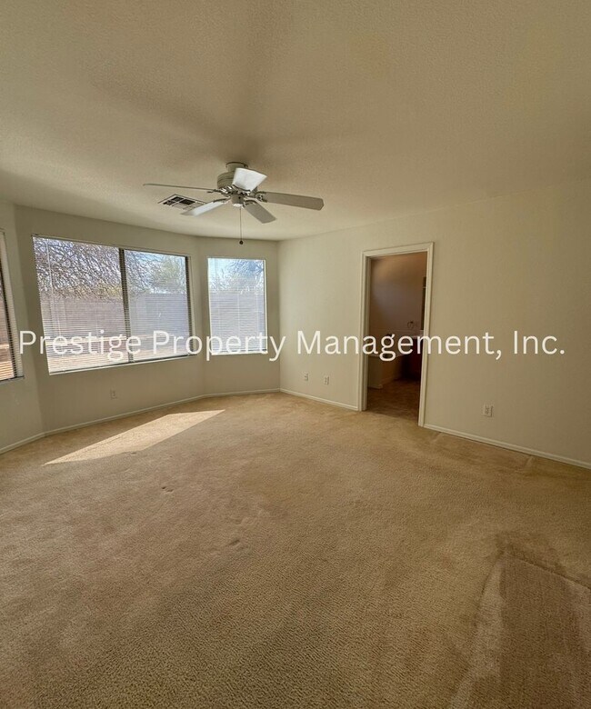 Building Photo - This charming 3+den/2 Bath East Home Is just What You Need!!