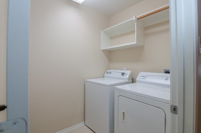 Building Photo - 6303 Veranda Green Trail