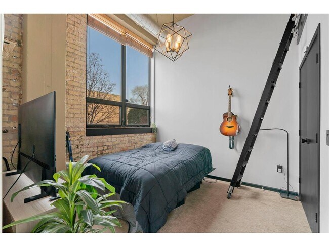 Building Photo - 1701 NE Madison St