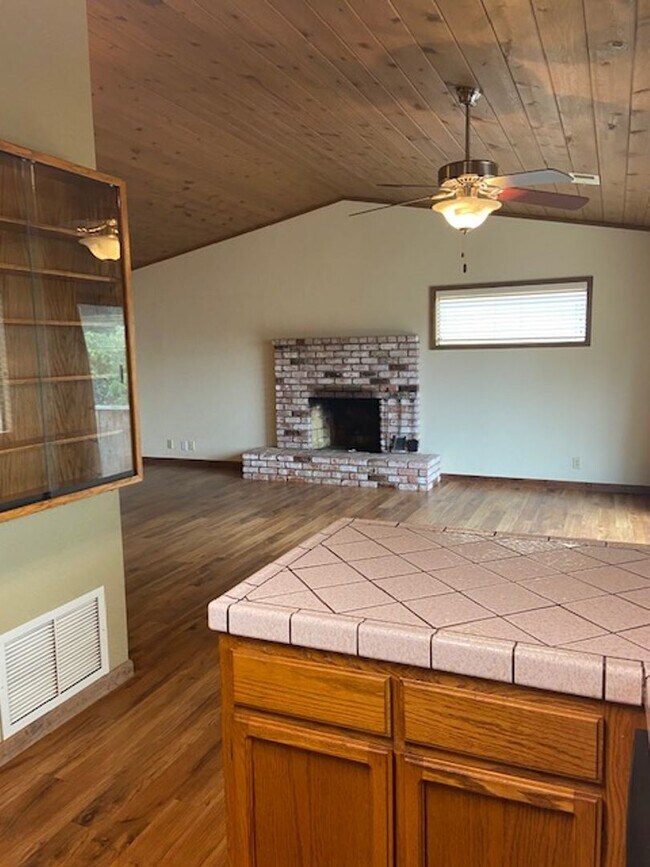 Building Photo - Excellent eastside location, 3/2, fenced yard, 2 car garage