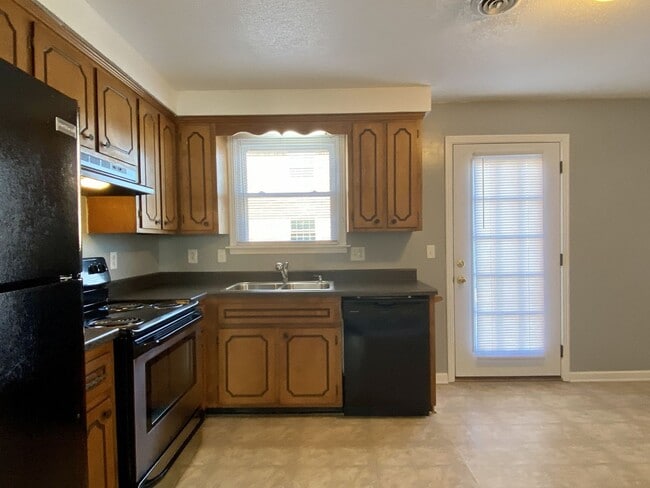 Building Photo - Walk to APSU!! 2 Bed/1.5 Bath! No carpet on main level!