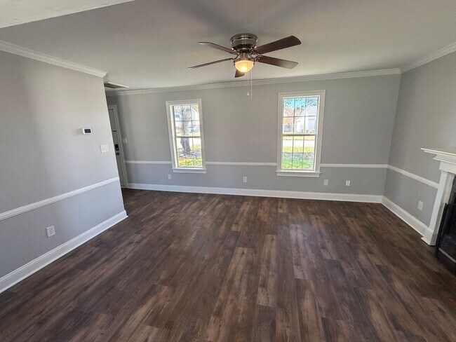 Building Photo - Remodeled bathrooms, new kitchen in this Nashville beauty - REDUCED!!