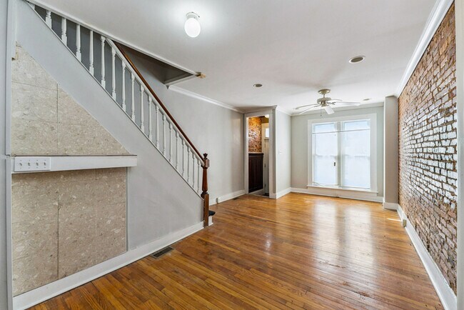 Building Photo - 3 Bedroom Townhome