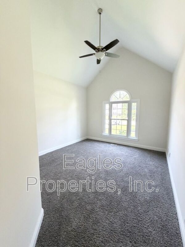 Building Photo - 210 Creekside Dr