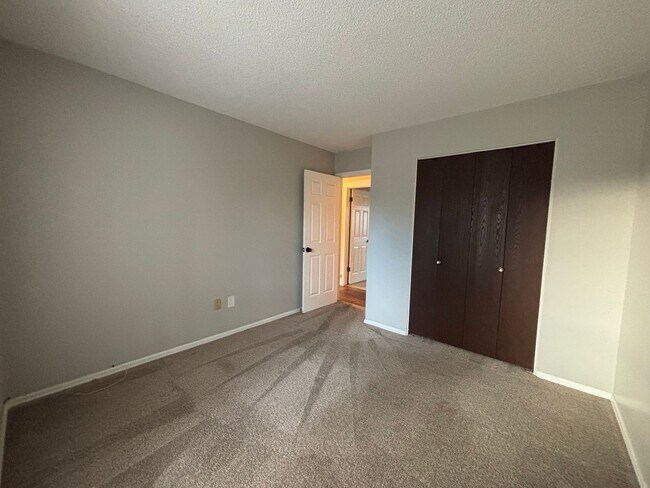 Building Photo - 5 Bed, 2 Bath Ranch-style w/ A/C! - Available Now! - MileStone Real Estate Services