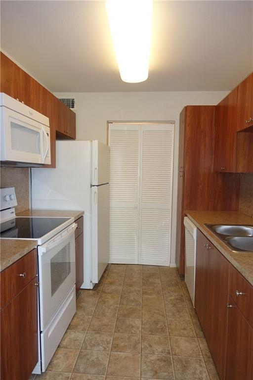 Building Photo - 4088 N Pine Island Rd