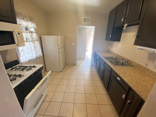 Building Photo - Light-Filled Tucson 2 Bedroom Rental – Mov...