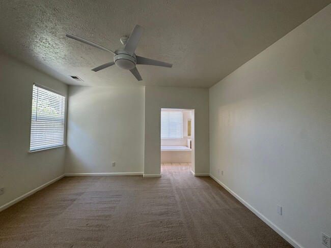 Building Photo - 5781 E Kaviland Ave