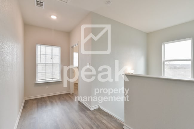 Building Photo - $1375! 2Bed/1.5bath Duplex Available for Rent!