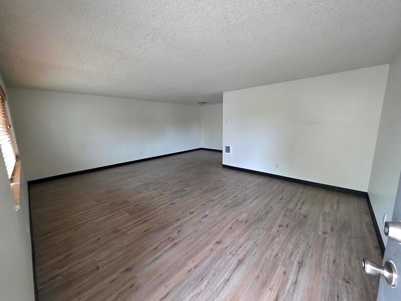 Building Photo - 256 Powell St E