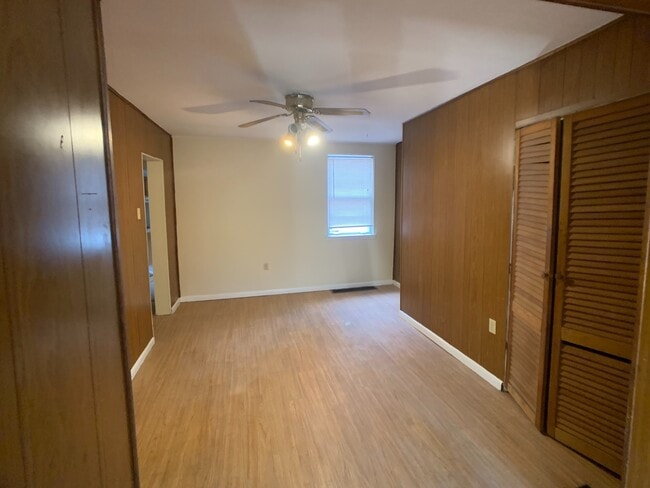 Building Photo - Great 2 bed 2 bath with bonus attic space house located steps from shopping.