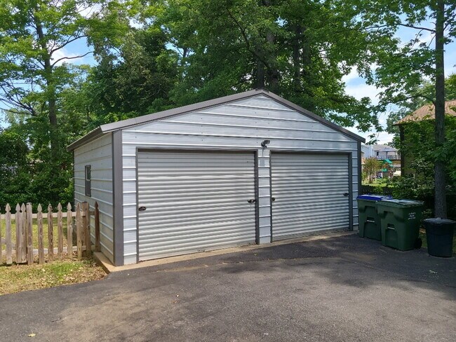 Building Photo - 3 BR, 2 BA Home with Garage and Fenced Yard