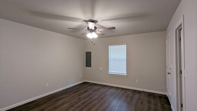 Building Photo - 3 Bed 2 Bath 2 Car Duplex Freedom Villas in Midwest City, OK