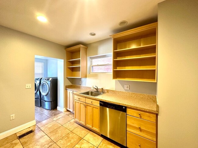 Building Photo - Charming 3 Bedroom/2.5 Bathroom Townhome in Hampden!