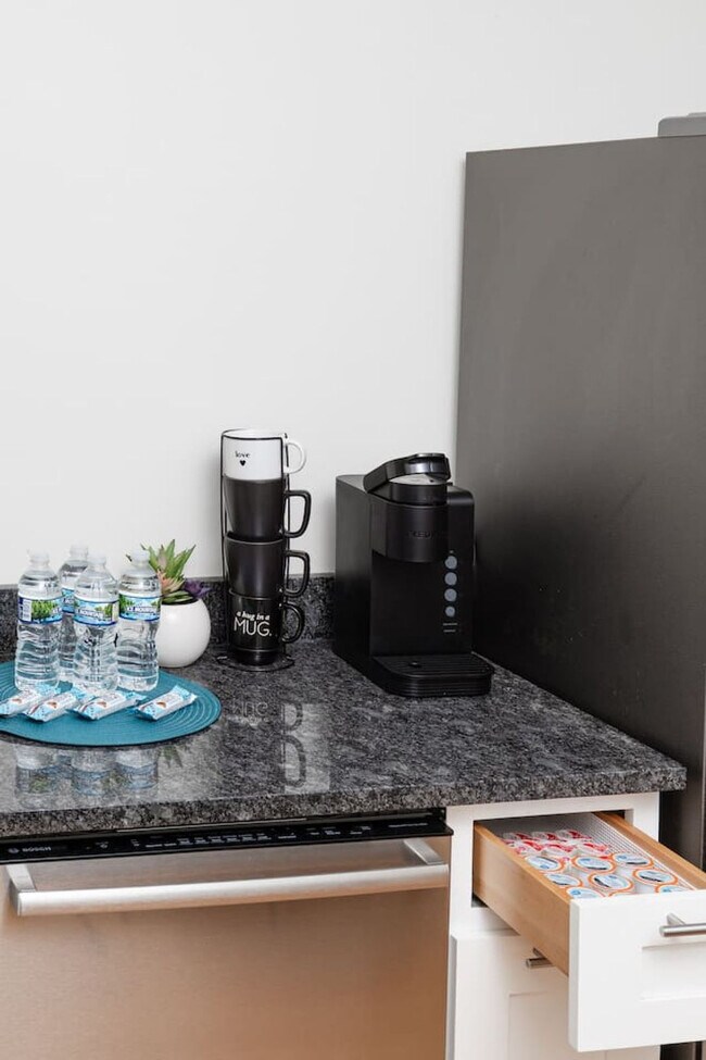 Building Photo - 2721 W Congress Pkwy